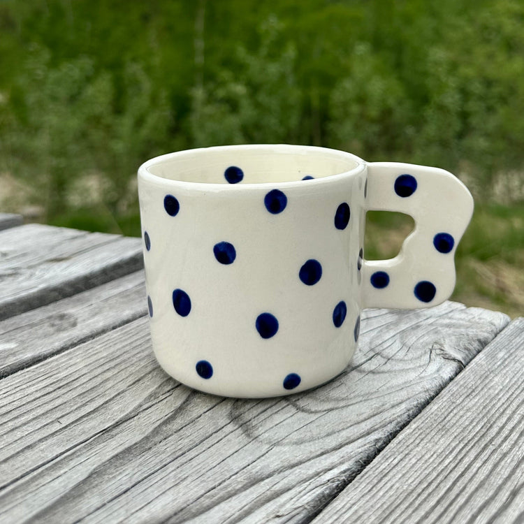 Tasse à pois bleus en céramique