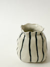Petit vase rayé en céramique