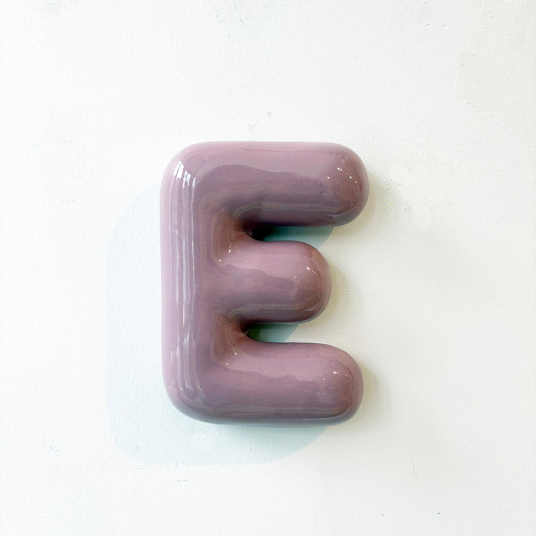 Lettre murale E en céramique lilas [tel quel]