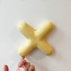Lettre murale X en céramique jaune [tel quel]