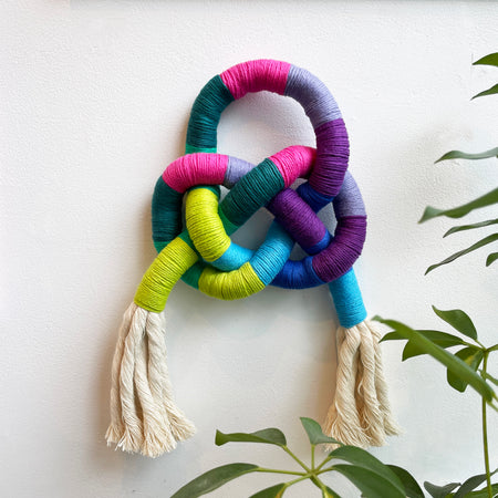 Oeuvre textile originale 'Rainbow knot no.2'