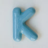 Lettre 'K' décorative en semi-porcelaine [en stock - couleurs variées]