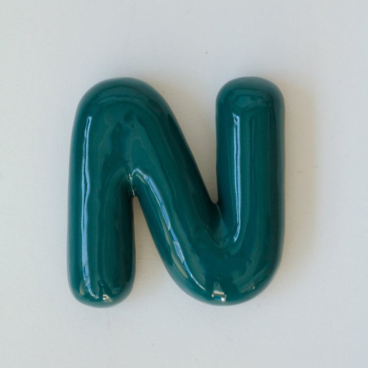 Lettre 'N' décorative en semi-porcelaine [en stock - couleurs variées]
