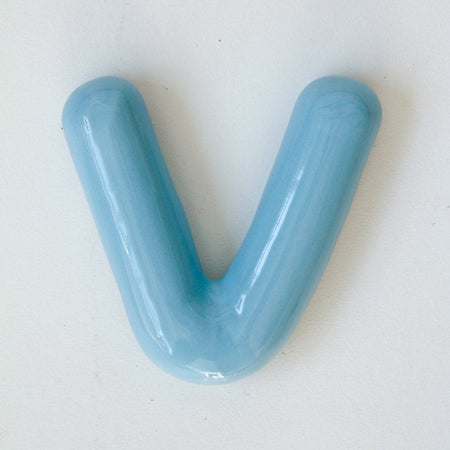 Lettre 'V' décorative en semi-porcelaine [en stock - couleurs variées]