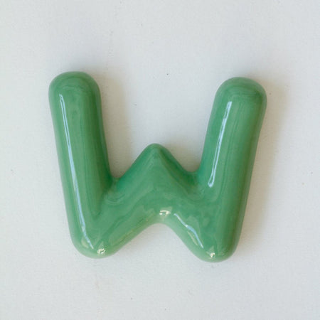 Lettre 'W' décorative en semi-porcelaine [en stock - couleurs variées]