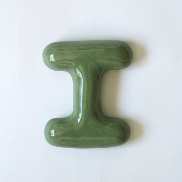 Lettre 'I majuscule' décorative en semi-porcelaine [en stock - couleurs variées]