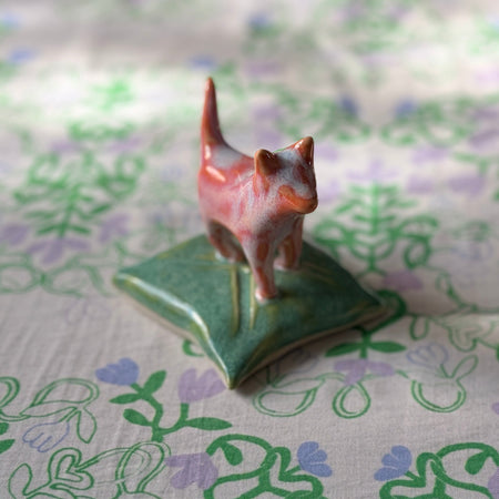 Figurine 'Cat on pillow' [tel quel]