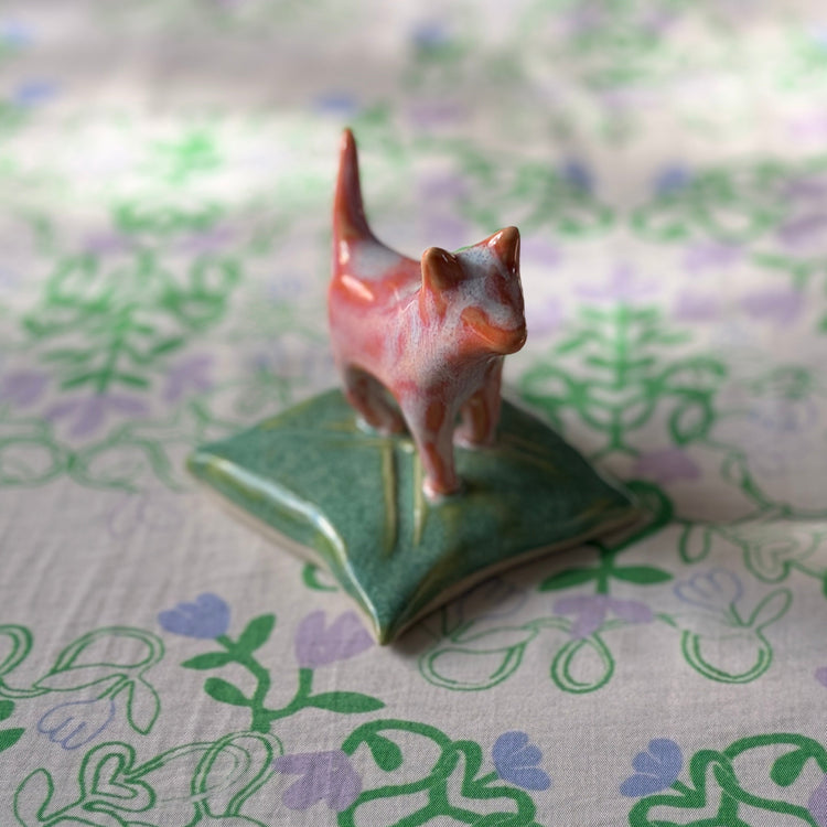 Figurine 'Cat on pillow' [tel quel]