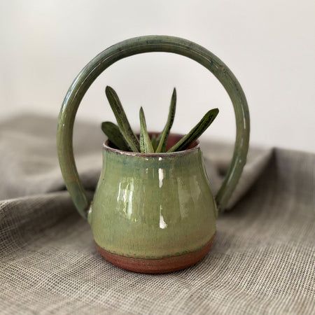 Pot à plantes vert en argile rouge