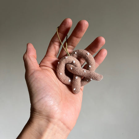 Ornement Pretzel en laine recyclé
