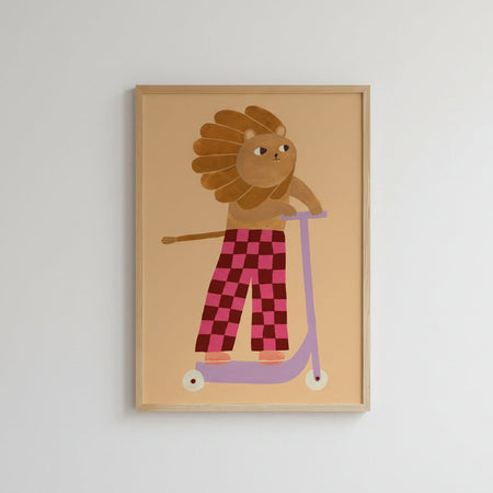 Affiche 'Lion en trottinette mauve'
