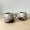 Tasse blanche en argile rouge
