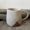 Tasse blanche en argile rouge