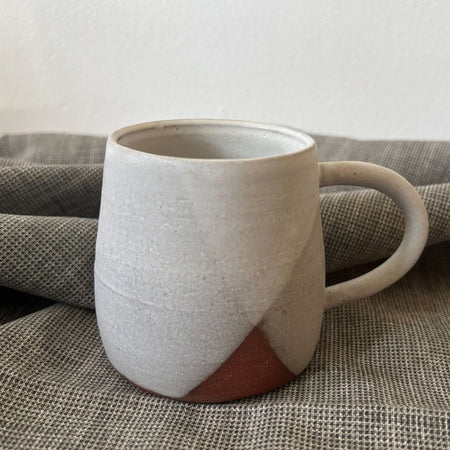 Tasse blanche en argile rouge