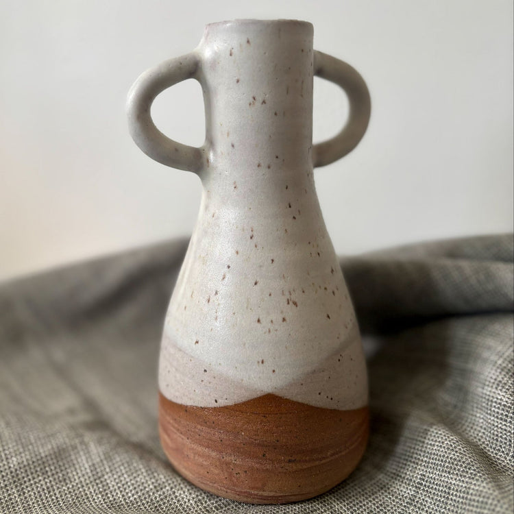 Petit vase blanc à double anse