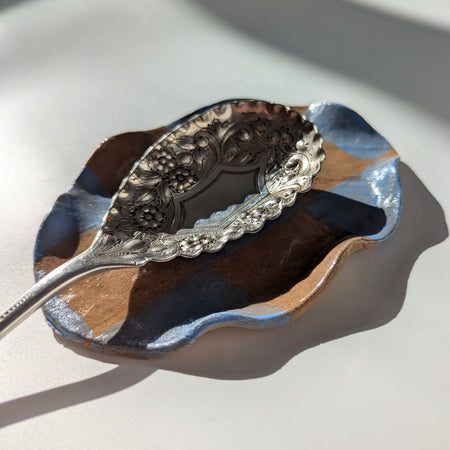 Repose-cuillère à carreaux bleus