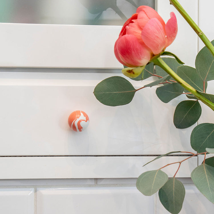 Poignée (ou crochet) marbré blanc et rouge cerise