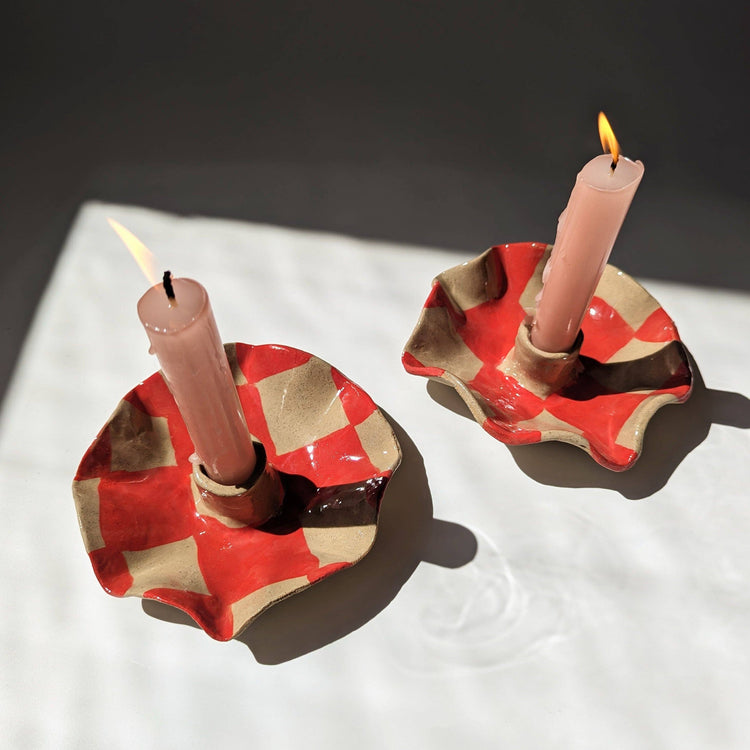 Bougeoir ondulé à carreaux rouges