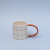 Tasse à carreaux avec anse colorée