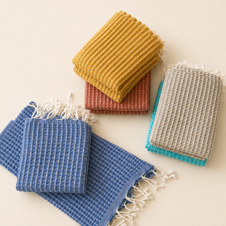 Serviette gaufrée Alvéole [couleurs et formats variés]