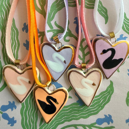 Collier ras-de-cou Swan [couleurs variées]