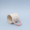 Tasse à carreaux avec anse colorée