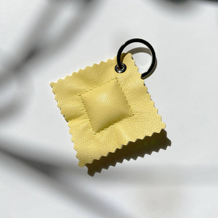 Porte-clés Ravioli en cuir jaune beurre