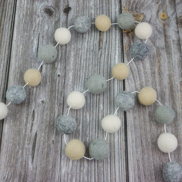 Guirlande en laine feutrée neutre [5pi]