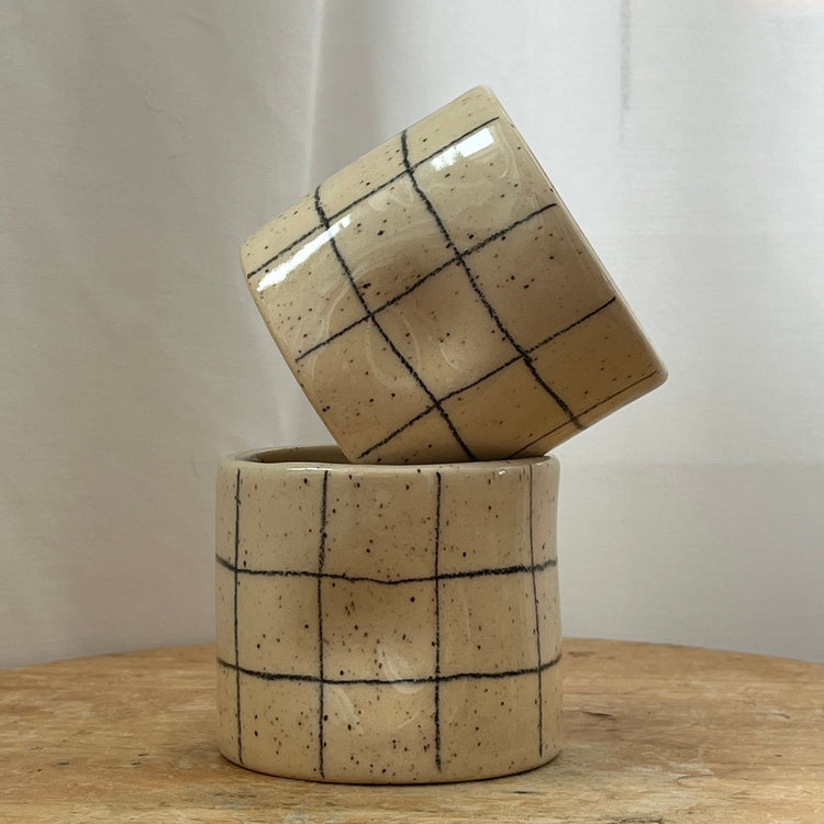 Gobelet en céramique quadrillé noir