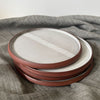Assiette blanche en argile rouge