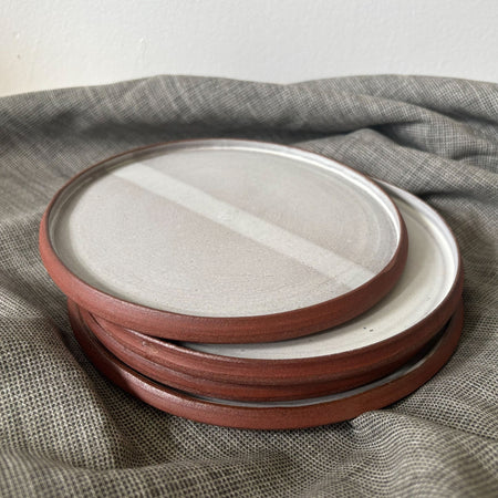 Assiette blanche en argile rouge