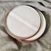 Assiette blanche en argile rouge