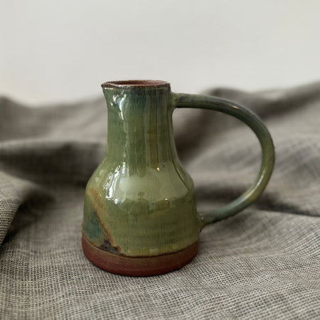 Petit pichet vert en argile rouge