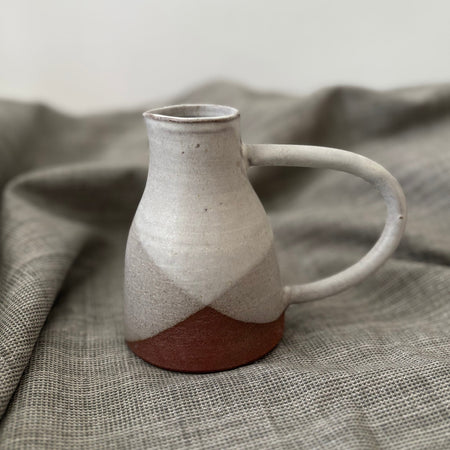 Petit pichet blanc en argile rouge