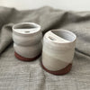 Tasse à emporter blanche en argile rouge