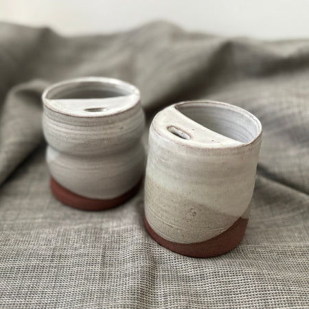 Tasse à emporter blanche en argile rouge