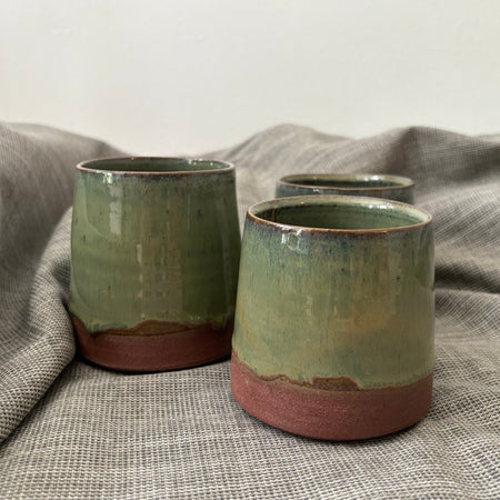 Gobelet vert en argile rouge [formats variés]