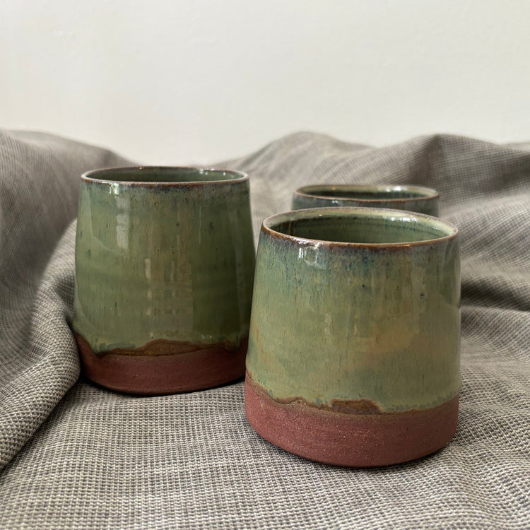 Gobelet vert en argile rouge [formats variés]