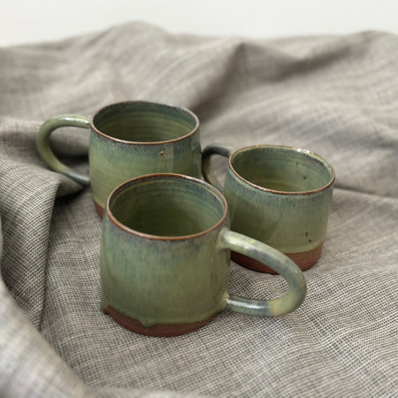 Tasse verte en argile rouge