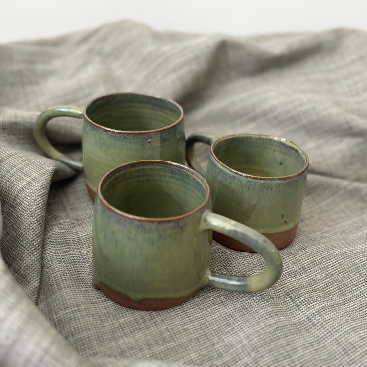 Tasse verte en argile rouge