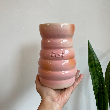 Grand vase rose ondulé en grès