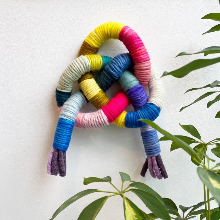 Oeuvre textile originale 'Rainbow knot no.1'