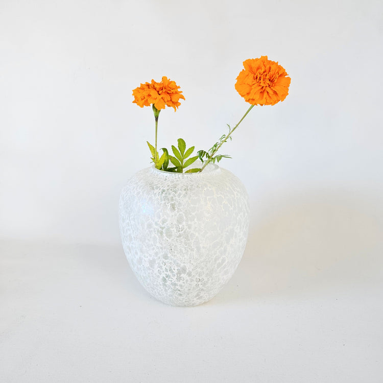 Vase en verre vintage texturé blanc