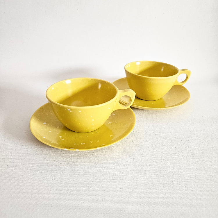Lot de tasses et soucoupes vintage en mélamine Tropicale [couleurs variées]