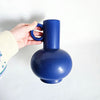 Vase en céramique matte bleu vintage