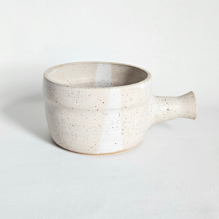 Caquelon crème en céramique artisanale vintage