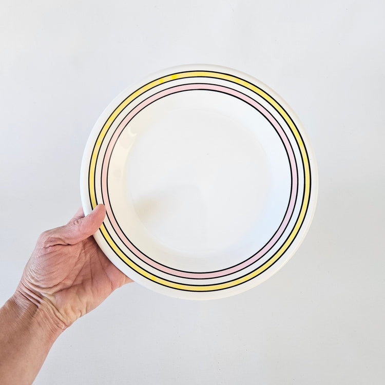Assiette en céramique lignée pastel vintage