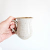 Tasse en céramique artisanale picotée