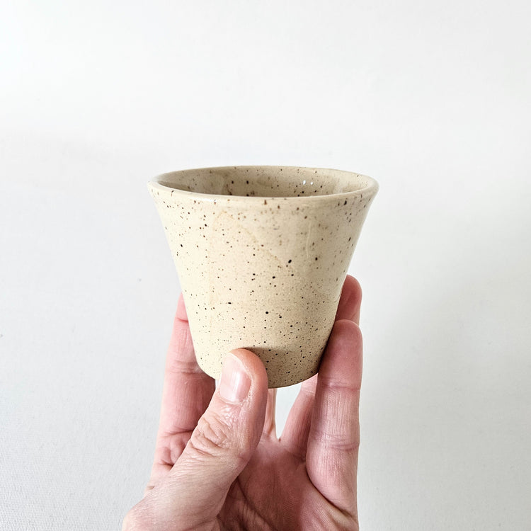 Gobelet en céramique artisanale picotée seconde main