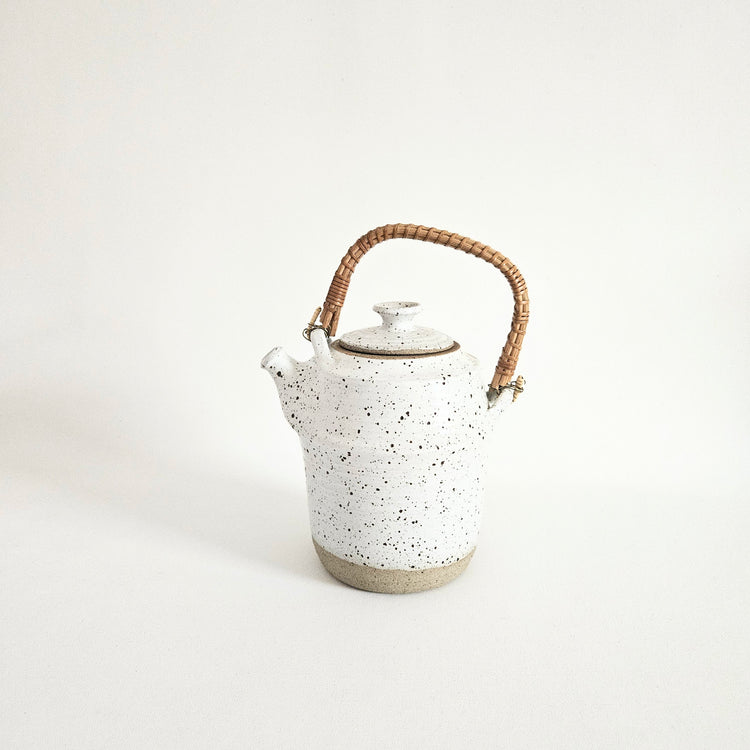 Théière vintage en céramique artisanale picotée